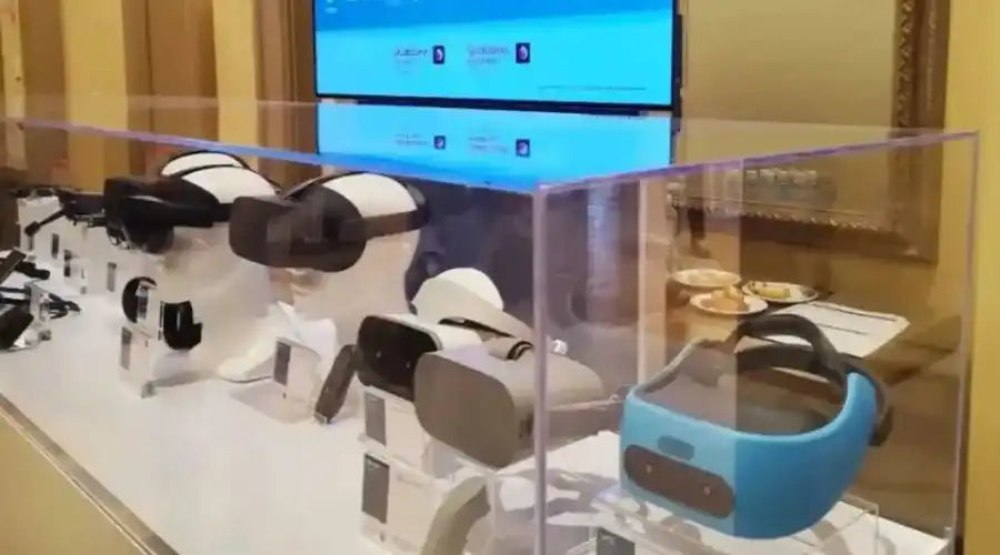 Why OLED’s Angular Color Stability Matters More Than Brightness in AR Waveguide Systems (2025 Engineering Insight)